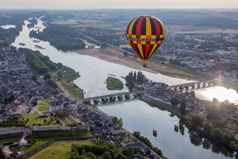 Luftaufnahme von Insel am Ufer des Flußverlaufes der Loire in Amboise in Centre-Val de Loire im Bundesland Indre-et-Loire, Frankreich