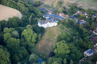Luftaufnahme von Burganlage des Schloß Chouzy-sur-Cisse in Chouzy-sur-Cisse in Centre-Val de Loire im Bundesland Loir-et-Cher, Frankreich
