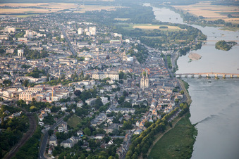 Blois im Bundesland Loir-et-Cher, Frankreich aus der Vogelperspektive