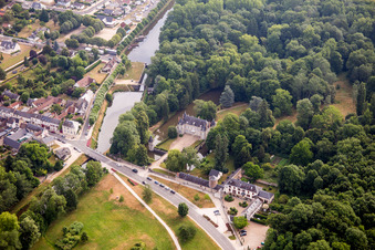 Gebäudekomplex im Schloßpark vom Schloß am Canal D'Orleans in Vitry-aux-Loges in Centre-Val de Loire im Bundesland Loiret, Frankreich