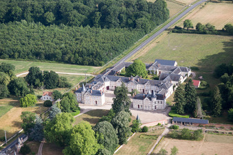 Luftaufnahme von Château de Combreux im Bundesland Loiret, Frankreich