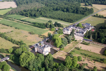 Schrägluftbild von Château de Combreux im Bundesland Loiret, Frankreich