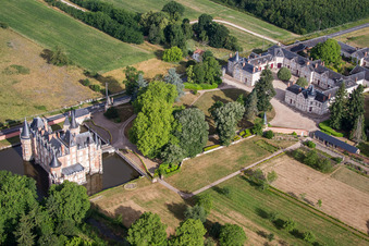 Gebäude und Schloßpark- Anlagen des Wasserschloß Chateau de Combreux in Combreux in Centre-Val de Loire im Bundesland Loiret, Frankreich