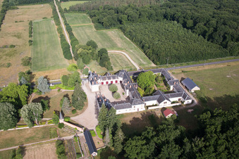 Château de Combreux im Bundesland Loiret, Frankreich vom Flugzeug aus