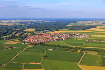 Dorfansicht aus Südwesten in Steinweiler im Bundesland Rheinland-Pfalz, Deutschland
