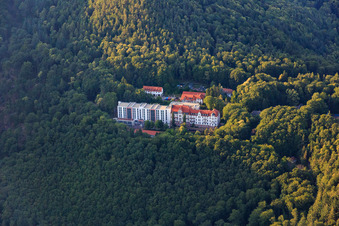 Schrägluftbild von Fachklinik Eußerthal im Wald im Bundesland Rheinland-Pfalz, Deutschland