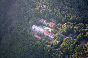 Klinikgelände der Fachklinik Eußerthal. Klinik zur Rehabilitation Abhängigkeitskranker in Eußerthal im Bundesland Rheinland-Pfalz, Deutschland