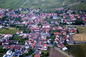 Luftbild von Dorf - Ansicht am Rande von Weinbergen in Hainfeld im Bundesland Rheinland-Pfalz, Deutschland
