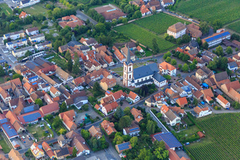 Luftbild von Katholische Kirche St. Peter und Paul in Edesheim im Bundesland Rheinland-Pfalz, Deutschland
