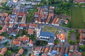 Luftaufnahme von Katholische Kirche St. Peter und Paul in Edesheim im Bundesland Rheinland-Pfalz, Deutschland