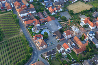 Wein- und Sektgut - Destillerie in Edesheim im Bundesland Rheinland-Pfalz, Deutschland