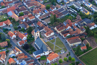 Schrägluftbild von Katholische Kirche St. Peter und Paul in Edesheim im Bundesland Rheinland-Pfalz, Deutschland