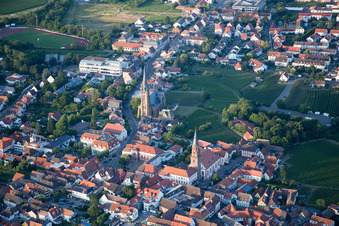Kirchengebäude St. Ludwig im Altstadt- Zentrum der Innenstadt in Edenkoben im Bundesland Rheinland-Pfalz, Deutschland