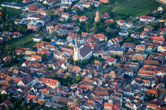 Kirchengebäude im Dorfkern in Maikammer im Bundesland Rheinland-Pfalz, Deutschland