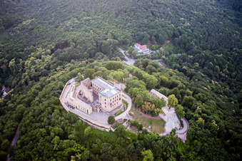 Burganlage des Hambacher Schloß in Neustadt an der Weinstraße. Mit Baustelle zum Neubau des Restaurant 1832 im Ortsteil Diedesfeld im Bundesland Rheinland-Pfalz, Deutschland