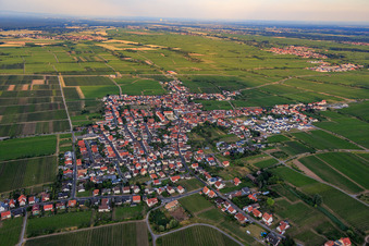 Winzerdorf am Haardtrand aus Westen im Ortsteil Diedesfeld in Neustadt an der Weinstraße im Bundesland Rheinland-Pfalz, Deutschland