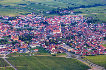 Ortsansicht der Straßen und Häuser der Wohngebiete in Maikammer im Bundesland Rheinland-Pfalz, Deutschland