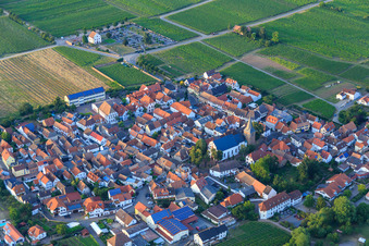 Kathol. Kirche Kreuzerhöhung in Kirrweiler im Bundesland Rheinland-Pfalz, Deutschland
