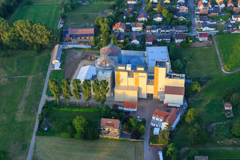 Luftaufnahme von Silos der Getreidemühle Cornexo GmbH in Freimersheim im Bundesland Rheinland-Pfalz, Deutschland