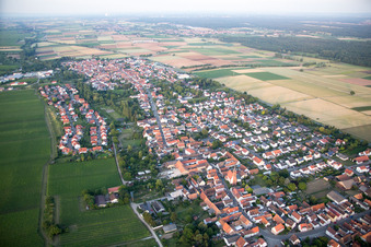 Luftaufnahme von Ortsteil Niederhochstadt in Hochstadt im Bundesland Rheinland-Pfalz, Deutschland