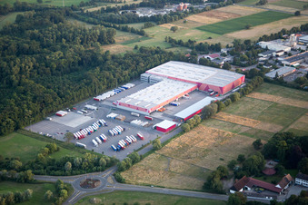 Gebäude der Niederlassung des Baumarktes der Hornbach Zentrale im Ortsteil Industriegebiet Bornheim in Bornheim im Ortsteil Dreihof in Essingen im Bundesland Rheinland-Pfalz, Deutschland