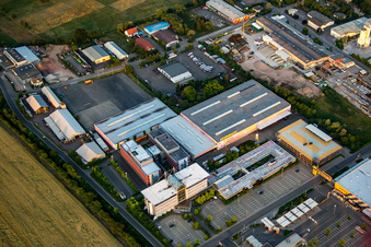 Schrägluftbild von Hornbach Baumarkt Zentrale im Ortsteil Dreihof in Bornheim im Bundesland Rheinland-Pfalz, Deutschland