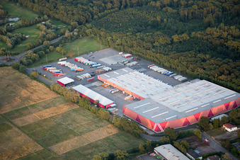 Luftbild von Gebäude der Niederlassung des Baumarktes der Hornbach Zentrale im Ortsteil Industriegebiet Bornheim in Bornheim im Ortsteil Dreihof in Essingen im Bundesland Rheinland-Pfalz, Deutschland