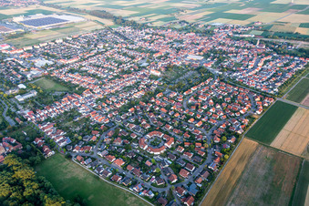 Ortsansicht der Straßen und Häuser der Wohngebiete in Offenbach an der Queich im Bundesland Rheinland-Pfalz, Deutschland
