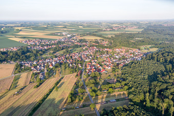 Dorf - Ansicht am Rande von landwirtschaftlichen Feldern und Nutzflächen in Scheibenhardt im Bundesland Rheinland-Pfalz, Deutschland