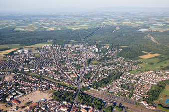 Schrägluftbild von Ortsansicht der Straßen und Häuser der Wohngebiete in Haguenau in Grand Est im Ortsteil Schloessel Chateau Fiat in Hagenau im Bundesland Bas-Rhin, Frankreich