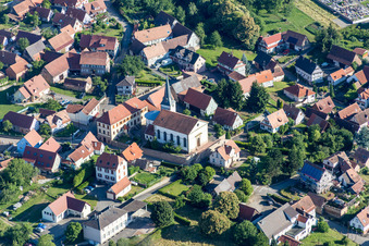 Kirchengebäude im Dorfkern in Lampertsloch in Grand Est im Bundesland Bas-Rhin, Frankreich