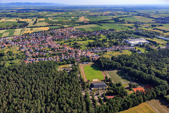 Luftaufnahme von Stadion des TuS 1908 Schaidt und Sporthalle in Wörth am Rhein im Bundesland Rheinland-Pfalz, Deutschland