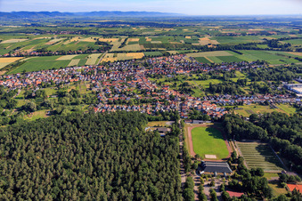 Schrägluftbild von Stadion des TuS 1908 Schaidt und Sporthalle in Wörth am Rhein im Bundesland Rheinland-Pfalz, Deutschland