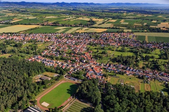 Stadion des TuS 1908 Schaidt und Sporthalle in Wörth am Rhein im Bundesland Rheinland-Pfalz, Deutschland von oben