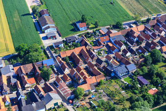 Gräfenberghalle und G.W.G. Deutsches Weintor in Freckenfeld im Bundesland Rheinland-Pfalz, Deutschland