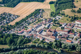 Luftbild von Benediktinerkloster/Prieuré bénédictin à Flavigny-sur-Moselle im Bundesland Meurthe-et-Moselle, Frankreich