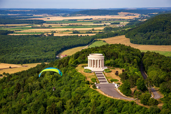 Sehenswürdigkeit des Geschichts- Denkmal Butte de Montsec in Montsec in Alsace-Champagne-Ardenne-Lorraine. Im Vordergrund des Tempels ein Paraglider im Bundesland Meuse, Frankreich
