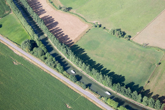 Schrägluftbild von Lacroix-sur-Meuse, Frankreich
