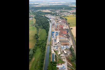 Luftbild von Gebäude und Produktionshallen auf dem Werksgelände Gießerei Saint Gobain PAM am Canal de la Marne au Rhin in Foug in Grand Est im Bundesland Meurthe-et-Moselle, Frankreich