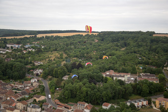 Drohnenbild von Vaucouleurs im Bundesland Meuse, Frankreich