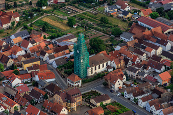 Schrägluftbild von Katholische Kirche eingerüstet von Leidner GmbH Gerüstbau, Landau in Ottersheim bei Landau im Bundesland Rheinland-Pfalz, Deutschland
