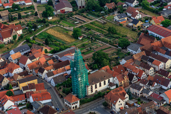 Katholische Kirche eingerüstet von Leidner GmbH Gerüstbau, Landau in Ottersheim bei Landau im Bundesland Rheinland-Pfalz, Deutschland von oben