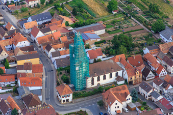 Katholische Kirche eingerüstet von Leidner GmbH Gerüstbau, Landau in Ottersheim bei Landau im Bundesland Rheinland-Pfalz, Deutschland von oben gesehen