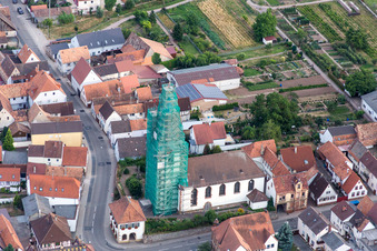Eingerüsteter Kirchturm und Turm- Dach der katholischen Kirche in Ottersheim bei Landau im Bundesland Rheinland-Pfalz, Deutschland