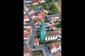 Luftbild von Eingerüsteter Kirchturm und Turm- Dach der katholischen Kirche in Ottersheim bei Landau im Bundesland Rheinland-Pfalz, Deutschland