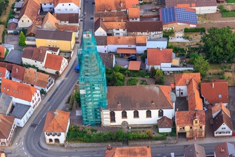 Drohnenaufname von Katholische Kirche eingerüstet von Leidner GmbH Gerüstbau, Landau in Ottersheim bei Landau im Bundesland Rheinland-Pfalz, Deutschland