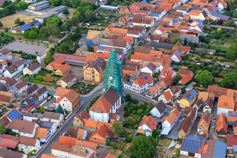 Katholische Kirche eingerüstet von Leidner GmbH Gerüstbau, Landau in Ottersheim bei Landau im Bundesland Rheinland-Pfalz, Deutschland von der Drohne aus gesehen