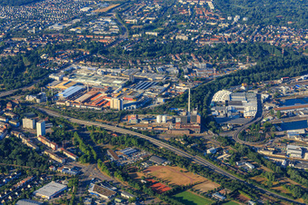 Luftbild von Südtangente am Heizkraftwerk West vor dem Industriegebiet Carl-Metz-Straße mit Michelin Reifenwerke AG & Co. KGaA im Ortsteil Mühlburg in Karlsruhe im Bundesland Baden-Württemberg, Deutschland