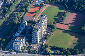 Hochhaus- Gebäude Am Rüppurer Schloß im Ortsteil Weiherfeld - Dammerstock in Karlsruhe im Ortsteil Weiherfeld-Dammerstock im Bundesland Baden-Württemberg, Deutschland