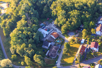Hohenwettersbacherstraße 38 , "offene Jugendwerkstatt Karlsruhe" am Steinbruch im Ortsteil Grünwettersbach im Bundesland Baden-Württemberg, Deutschland vom Flugzeug aus